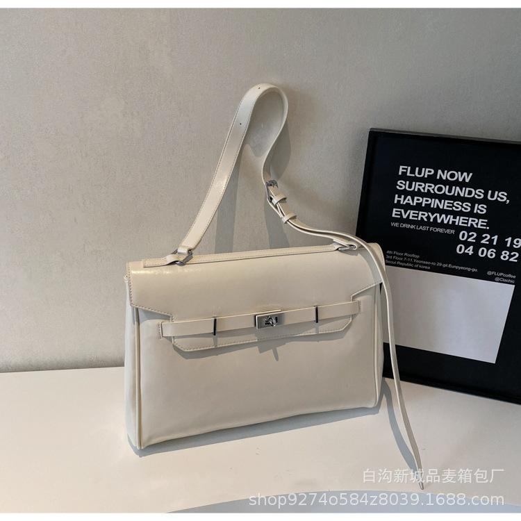 

Fashion large-capacity bag women s 2025 spring new high-end niche underarm bag simple texture commuter messenger bag бежевый