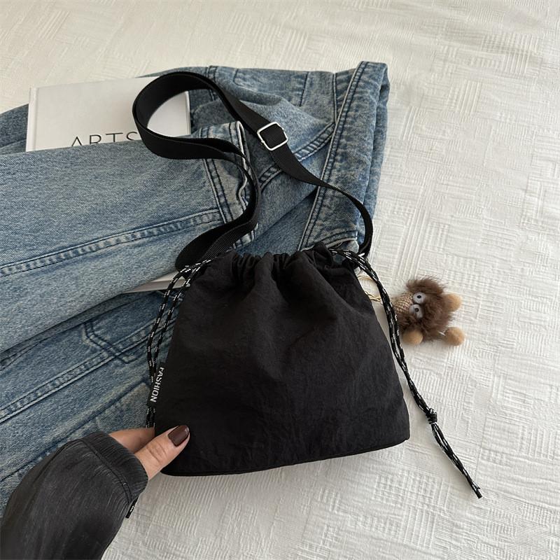 IELGY Lightweight Sports One-Shoulder Messenger Casual Large-Capacity Pleated Bucket Bag No Pendent