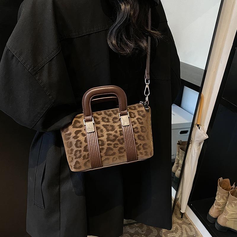 

Premium retro leopard print pillow bag temperament fashion handbag versatile messenger bag commuter women s bag 23*8*15