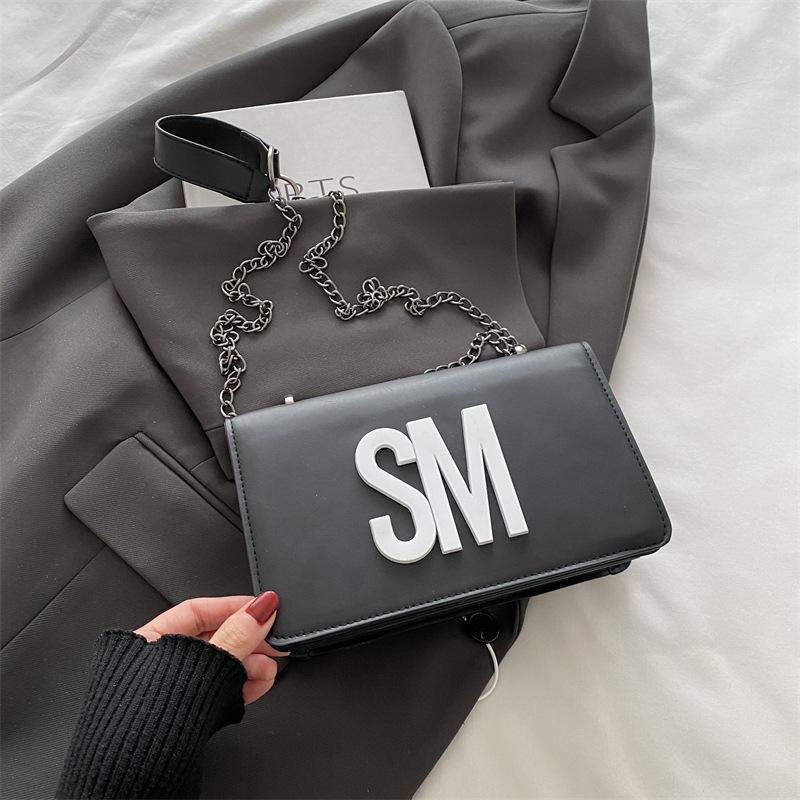 Geantă de damă la modă versatilă Geantă pătrată mică texturată Geantă de umăr casual Geantă crossbody de lux ușoară Curea de umăr lată Geantă de damă cu literă