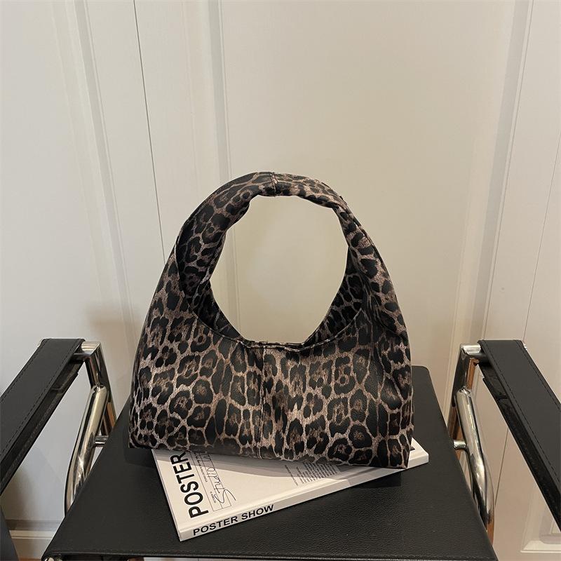 Today's popular leopard print handbags, crescent bags, textured commuter handbags, high-end bags, women's bags.