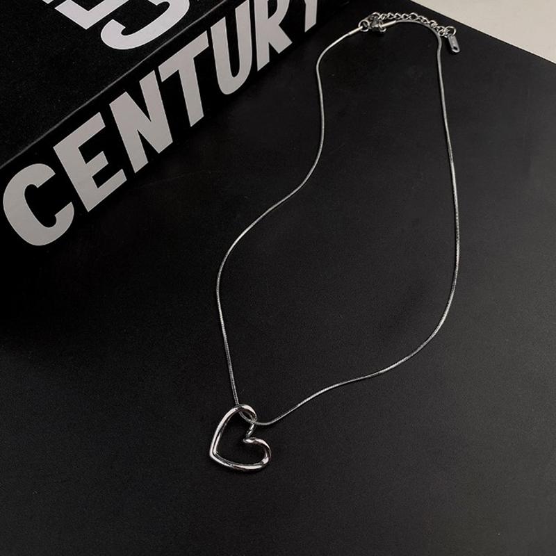 Light Luxury Niche Hollow Love Necklace Female Simple Design Fashion Peach Heart Clavicle Necklace For Women