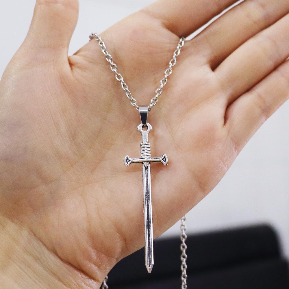 Collier Pendentif Épée et Serpent en Alliage Sombre Gothique pour Hommes et Femmes