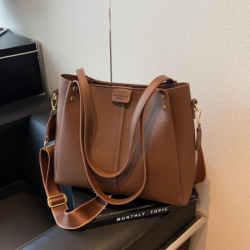 

Ретро сумка жіноча сумка великої місткості месенджер 2024 нова універсальна сумка через плече для роботи сумка приміська приплив темно-коричневого кольору