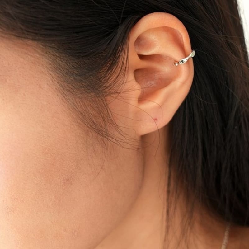 BELLOOGGI Grooved Oval Earcuff