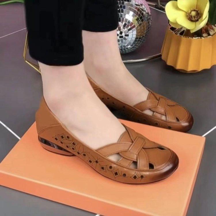 

Mom shoes sandals spring and summer 2025 new Chinese soft sole soft surface lightweight hole shoes middle-aged and elderly non-slip women s single sh 40