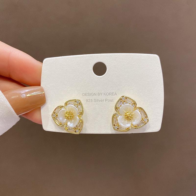 

Silver needle super fairy fritillary flower stud earrings women s high sense niche micro zircon earrings Internet celebrity same earrings