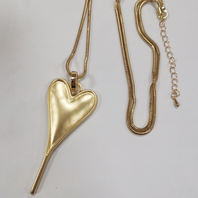 European and American new women's heart-shaped long sweater chain necklace fashion trend versatile metal accessories