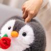 Süße Pinguin Puppe hält Rosette Plüsch Spielzeug simuliert Pinguin Kissen kleine Stoffpuppe Puppe