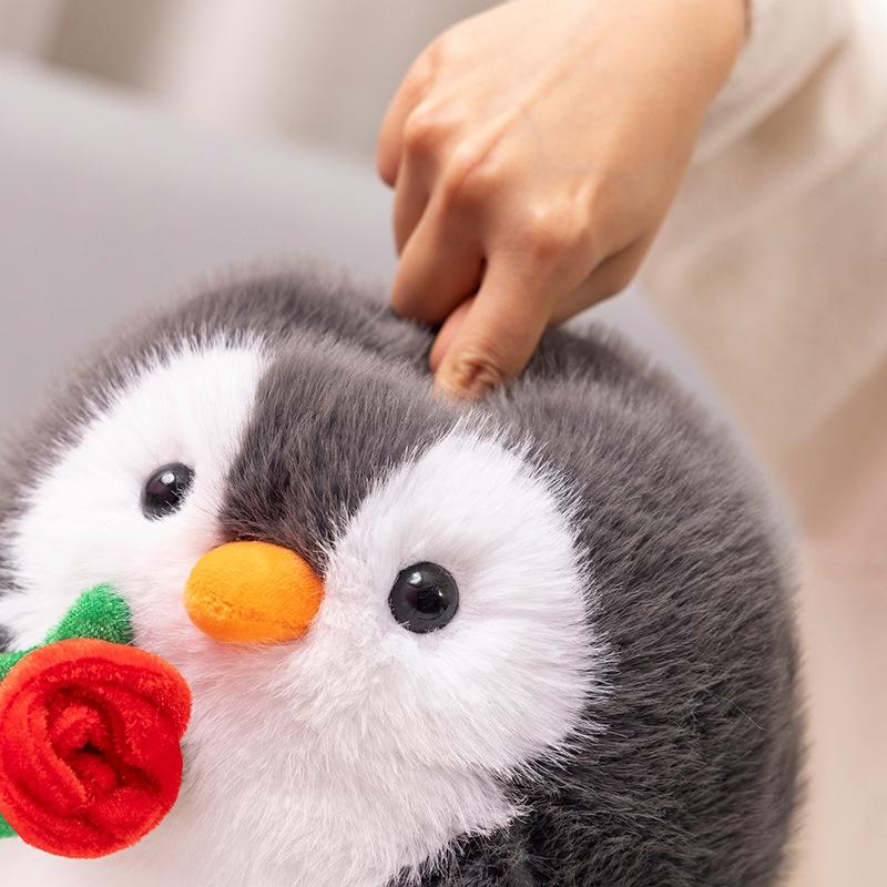Süße Pinguin Puppe hält Rosette Plüsch Spielzeug simuliert Pinguin Kissen kleine Stoffpuppe Puppe