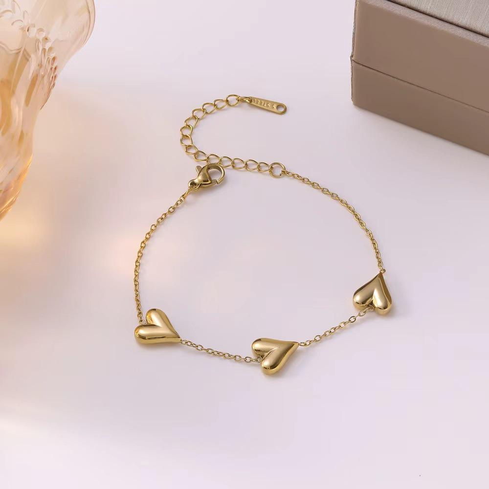 European and American Fashion Titanium Heart Necklace and Bracelet Set for Women – Simple, High-End, Non-Fading Clavicle Chain.