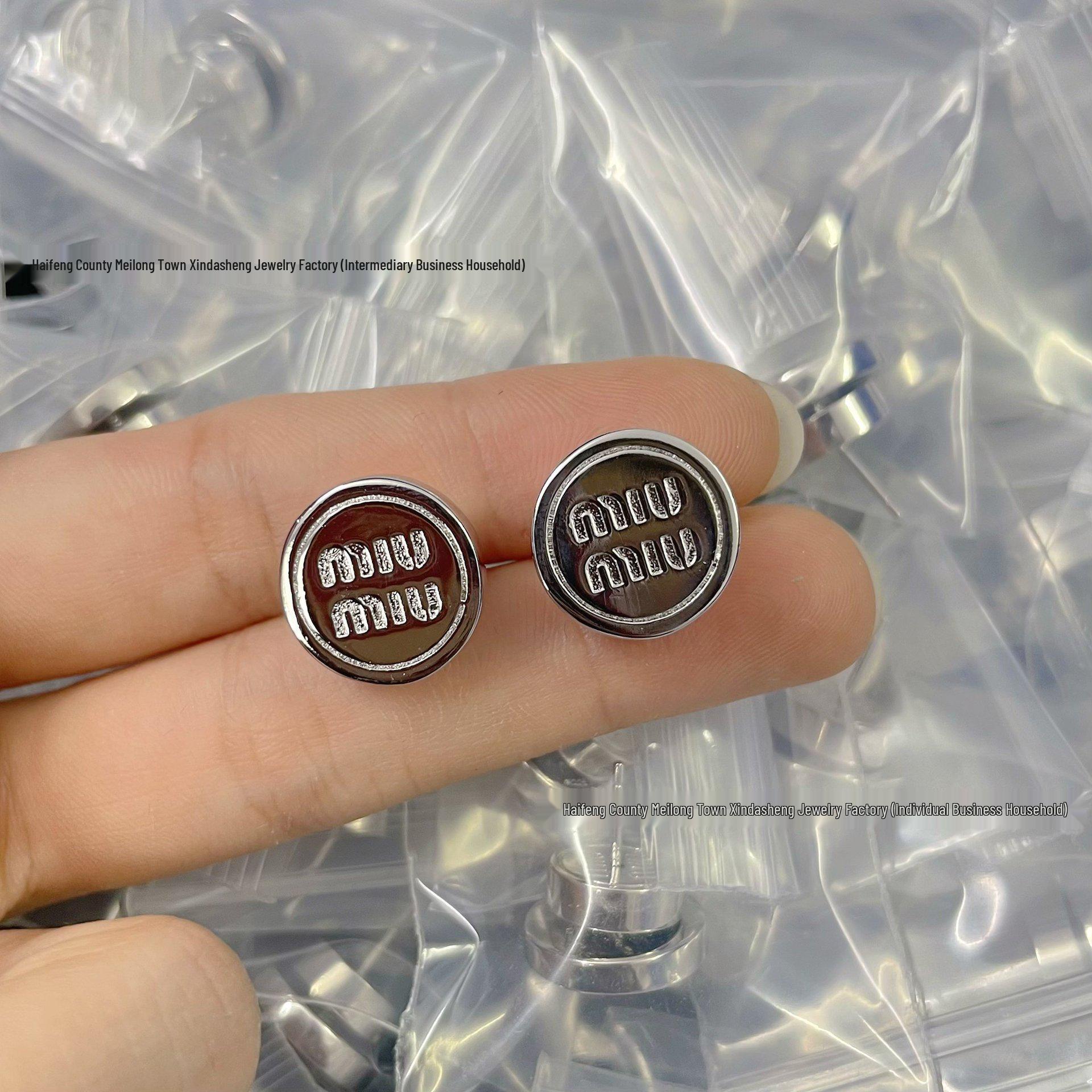 

Серьги-пусеты Miu Miu Сердце Эмаль - Женская Мода Универсальные Высокая Версия Ювелирные Изделия с Буквами Miu