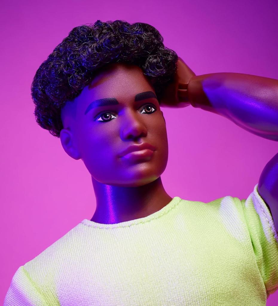 Barbie Looks Ken-Puppe, Sammlerstück Nr.. 25 mit lockigem schwarzen Haar und moderner Y2K-Mode #25