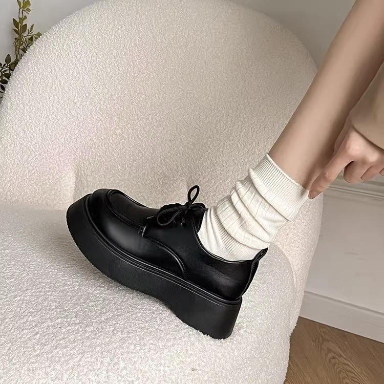 Schwarze vielseitige Retro-Plateau-Lederschuhe im britischen Stil für Damen 2025 neu Sommer französische erhöhende runde Zehen Einzel-Schuhe