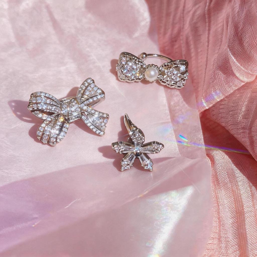 Exquisite Zirconia Bow Ear Cuff: Non-Piercing, Luxurious & Versatile Earrings for Women.