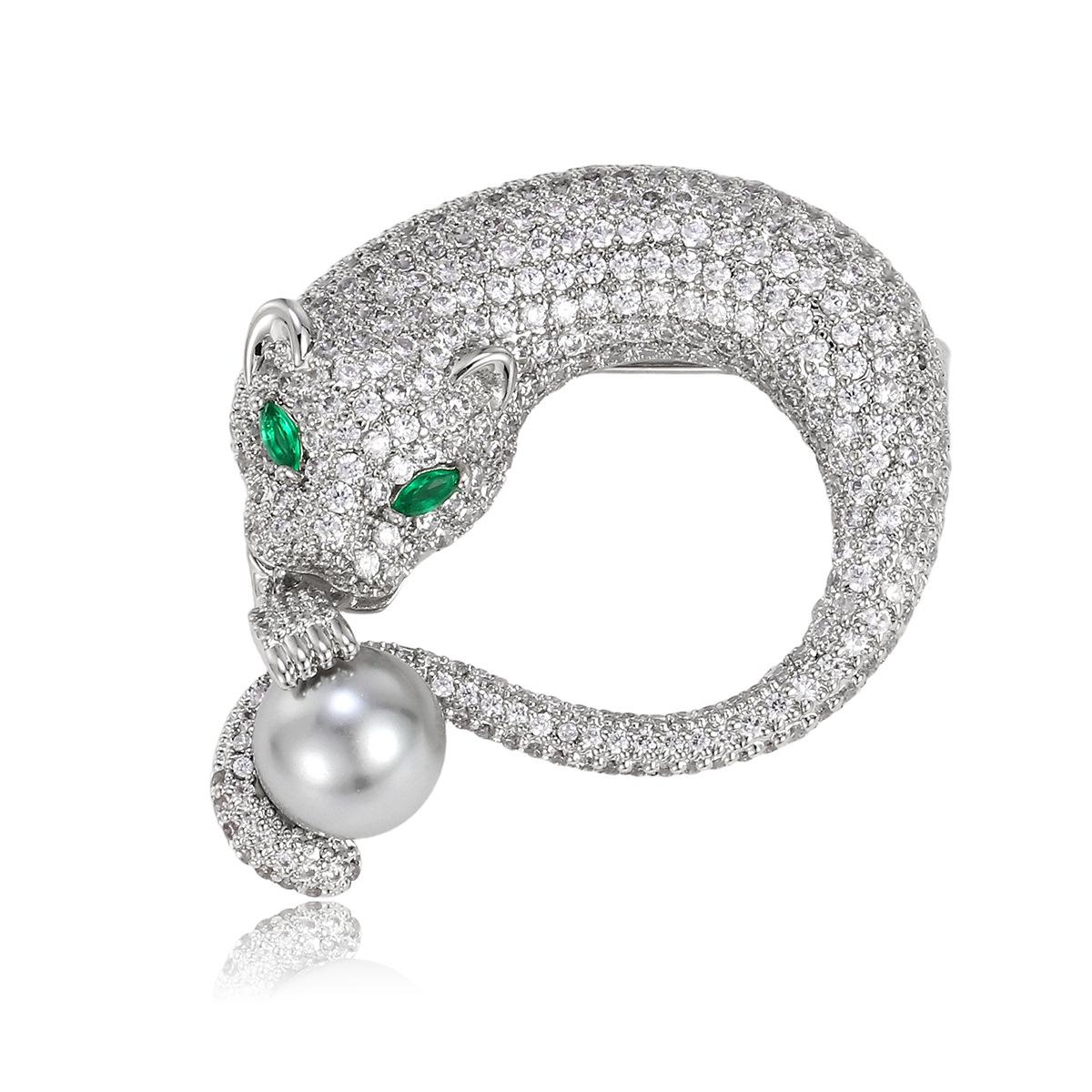 

Exquisite Gold-Plated Leopard Brooch with Zircon Inlay: Personalized Animal-Themed Accessory