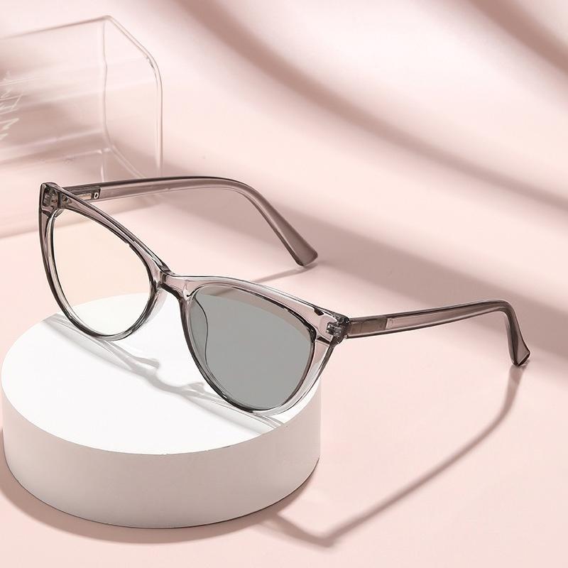 Retro Cat Eye Photochromic Myopia Glasses Fashionable Ultra Light Anti Blue Light Spring Leg Glasses Stylish Women Eyewear