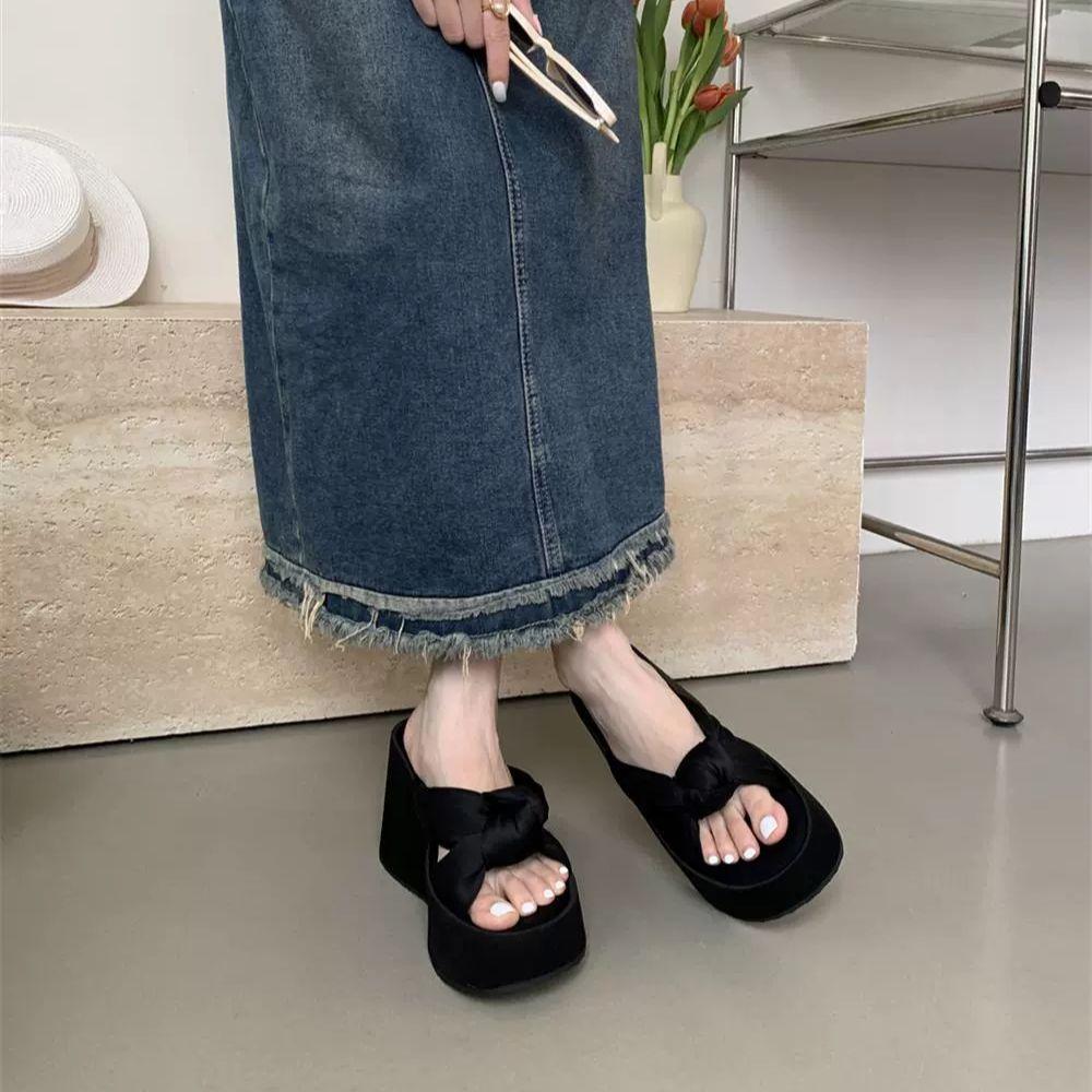 High-End-Mode Dicksohlige Slipper für Damen Sommer-Outdoor-Bekleidung 2025 neu Keilabsatz Kleine höhenverstärkende Strand-Ein-Wort-Slipper