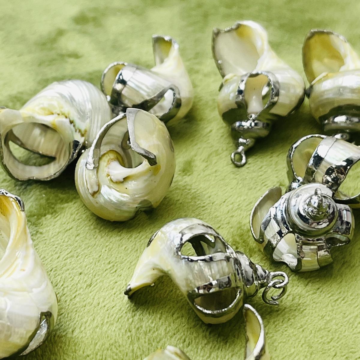 

10 шт., Подвески-шармы из натуральной раковины конха с серебристым краем из цинкового сплава для DIY аксессуаров для ожерелья, Креативное изготовление ювелирных изделий, Женские Мужские Массовые Подарки для рукоделия 10Pcs/20-25×28-30mm