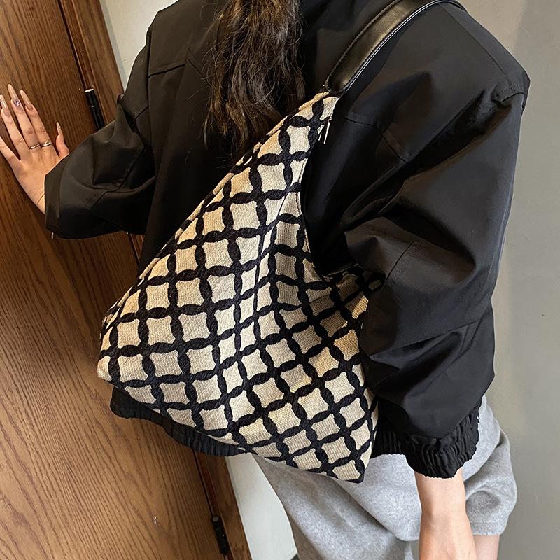 Premium Sense Retro Bag Women's 2025 New Autumn and Winter Fashion Simple Shoulder Bag Large Capacity Commuter Tote Bag