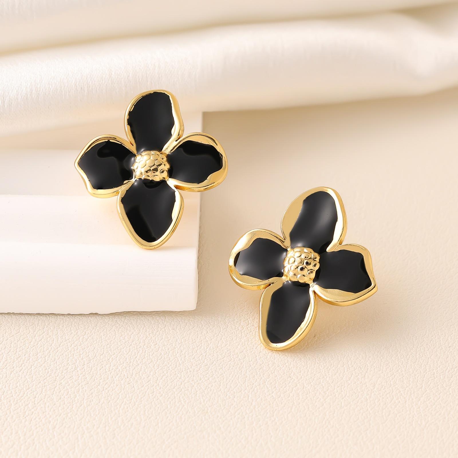 Four-leaf clover stud earrings, high-end stainless steel stud earrings, fashion trend, versatile temperament, retro earrings.