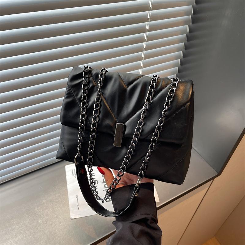 Quilted Leather Shoulder Bag with Chain Strap Metal Clasp Flap Closure Casual Tote Purse for Women Daily