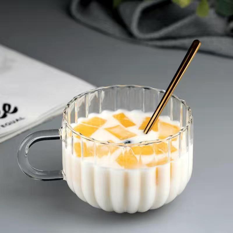 Tasse à Citrouille en Verre avec Bord Doré, Poignée et Cuillère en Verre Borosilicaté - Résistante aux Hautes Températures, Tasse à Petit-Déjeuner ou à Lait