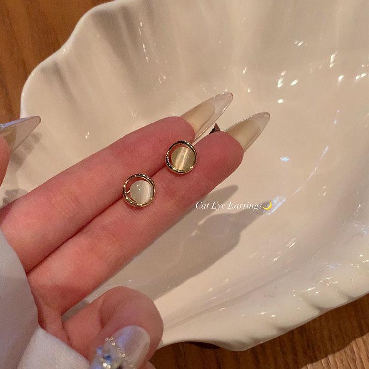 Silver Needle Cat's Eye Stone Circle Stud Earrings - French Retro Design, Light Luxury & Simple High-End Jewelry for Women