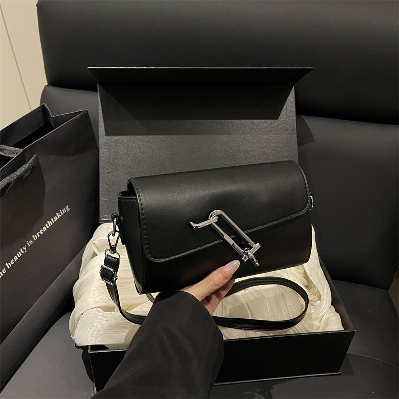 Borsa Piccola Quadrata, Elegante e Semplice nel Design, con Una Singola Tracolla per il Trasporto.