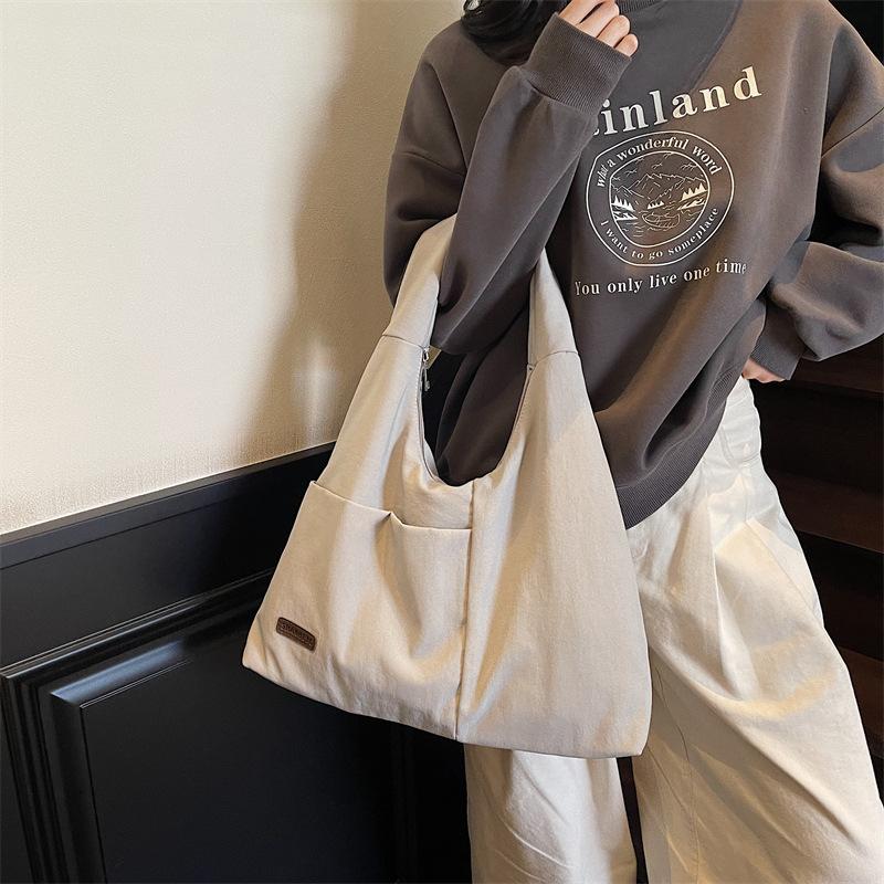 Einfache und große Unterarmtasche Damen einfarbig vielseitige Nischen-Schultertasche Nylon-Textur Pendler-Handtasche