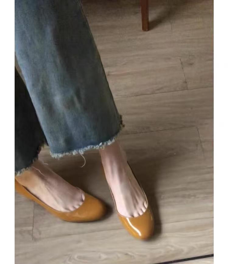 

2025 new spring and autumn French patent leather round head thick heel nude single shoes women s shallow mouth one pedal middle heel commuting shoes 40 жёлтый