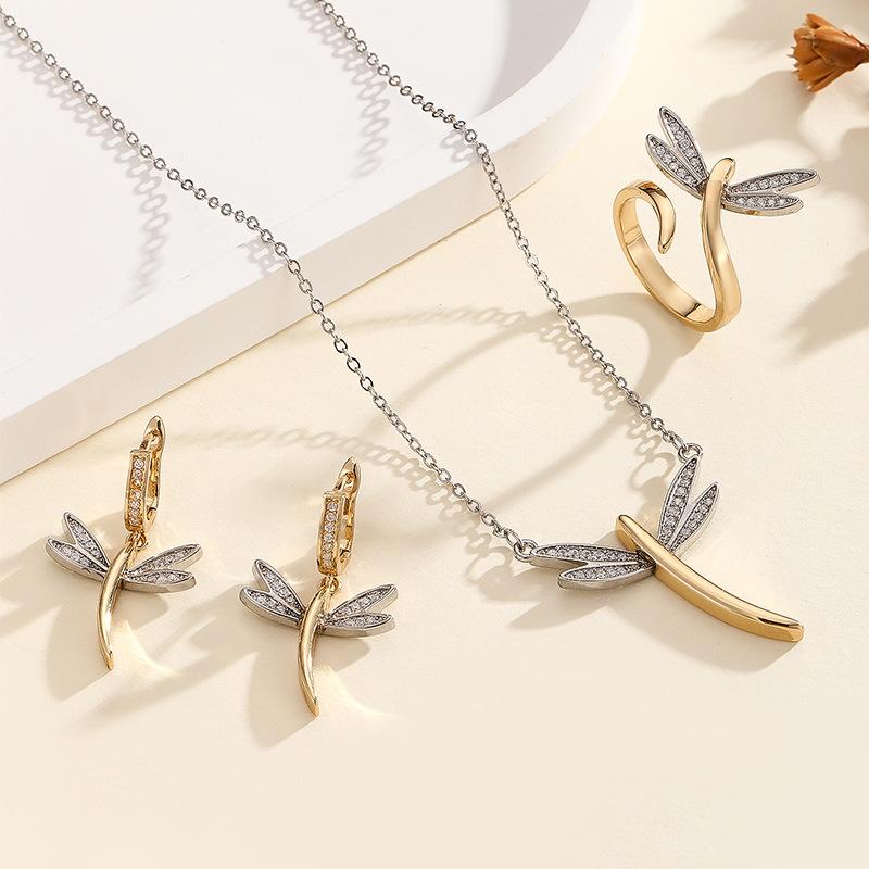 2026 Schmuckset Libellen Halskette Ohrringe Dreiteiliges Set Mode Diamantring Halsketten Zubehör Damen Premium-Gefühl