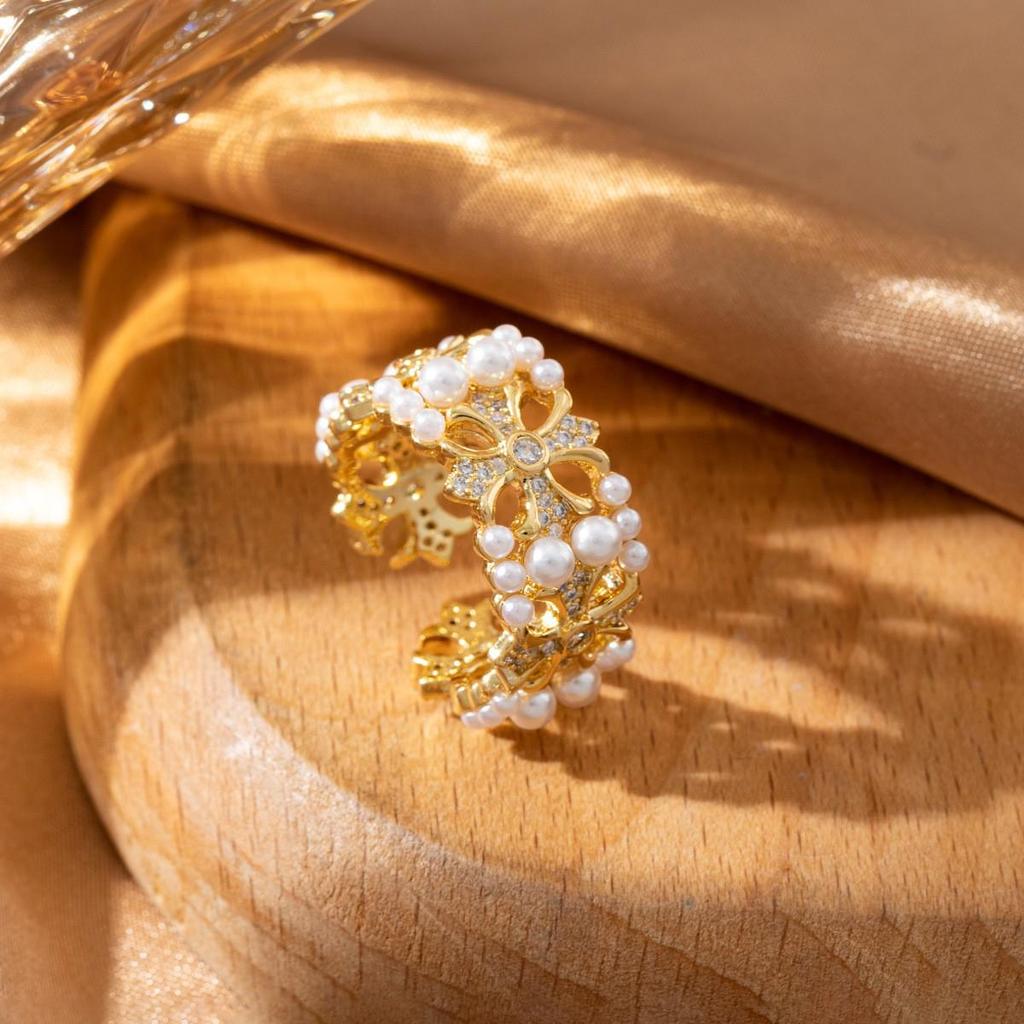 Hollow Rhombus Two-Tone Diamond-Studded Four-Leaf Clover Zirconia Ring for Women