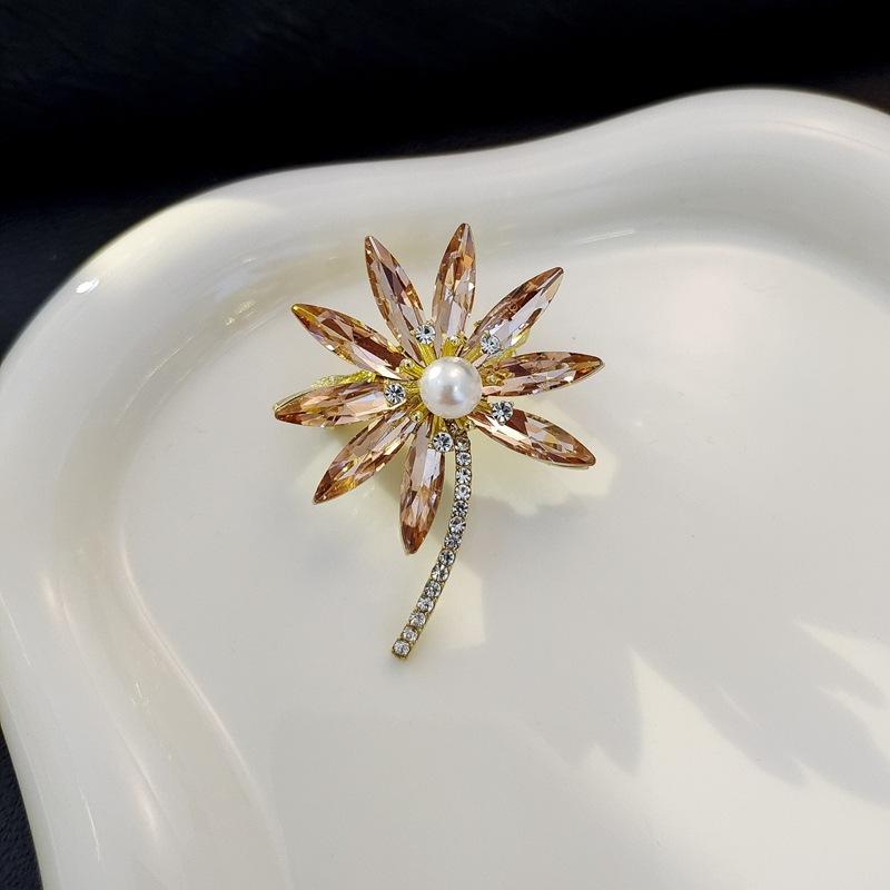 High-End Light Luxury Flower Brooch Female Heavy Industry Design Sense Animal Brooch Diamond Corsage Coat Clothing Accessories