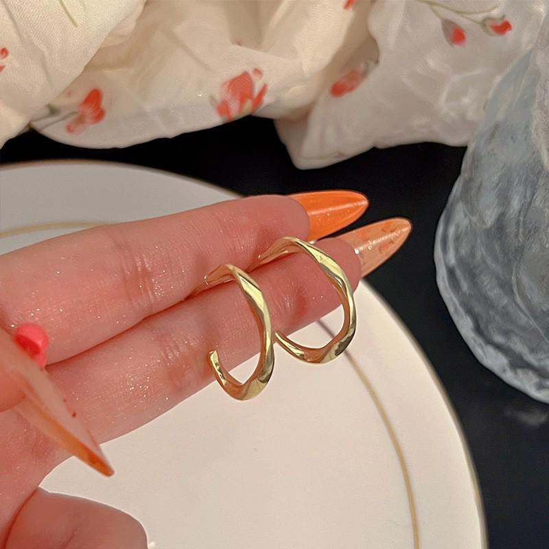 Women's Luxury Textured Metal Hoop Earrings - Versatile Niche Design