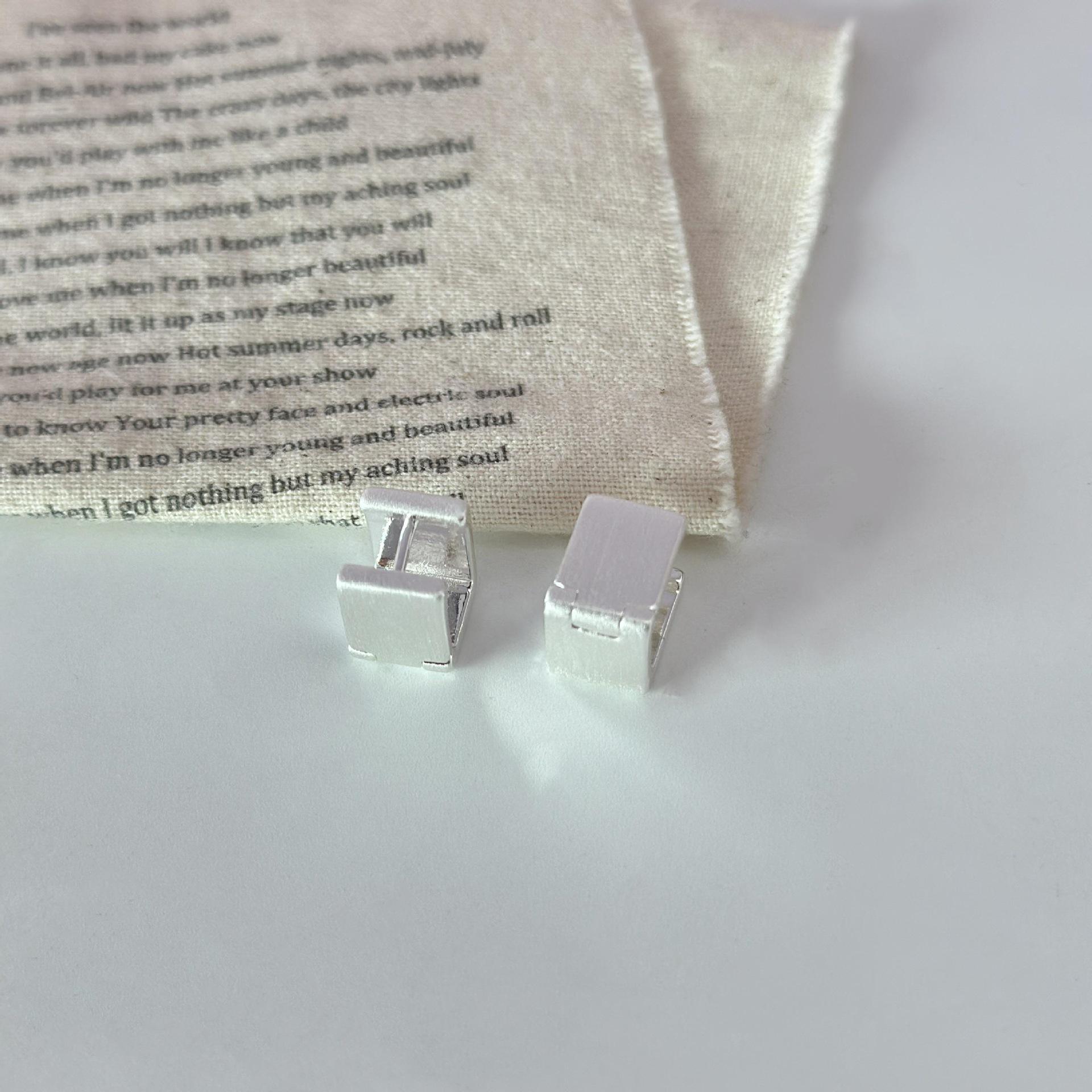 

Минималистичные квадратные каффы из матового металла - Дизайн «легкая роскошь»