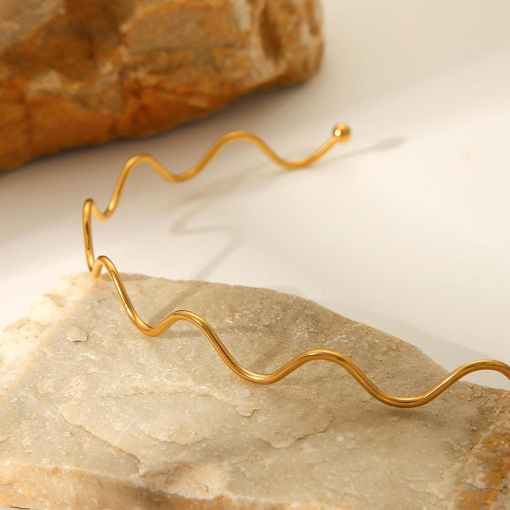 18K Gold Choker Necklace: Stainless Steel Wave Design, Non-Fading, Titanium Chain for Women.