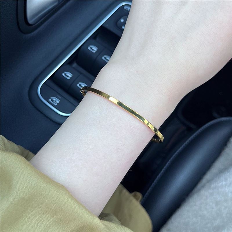 Luxury-Style Super Glittering Golden Shimmering Heritage Bracelet for Women - Simple Design with High-Quality Bracelet