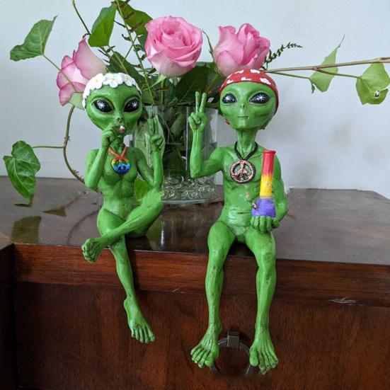 UV Protected Alien Garden Ornament Statue Hand-Painted Funny Rude Alien Sculpture Home Decor Yard Ornament