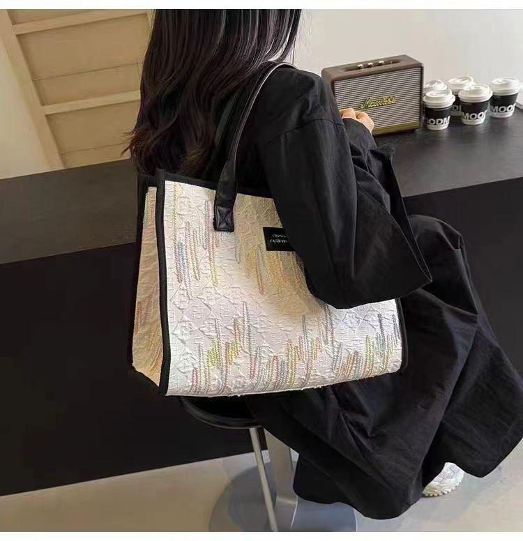 Fashion Trend Embossed Handbag 2025 College Student Versatile Large Capacity Commuting Appearance Handheld Canvas Shoulder Bag