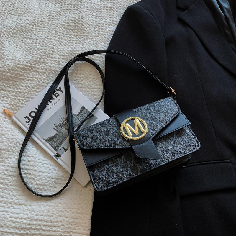 

Французская легкая роскошная сумка подмышкой 2024 года, новая ретро-сумка в стиле кэжуал, простая модная повседневная сумка через плечо, маленькая квадратная сумка чёрный