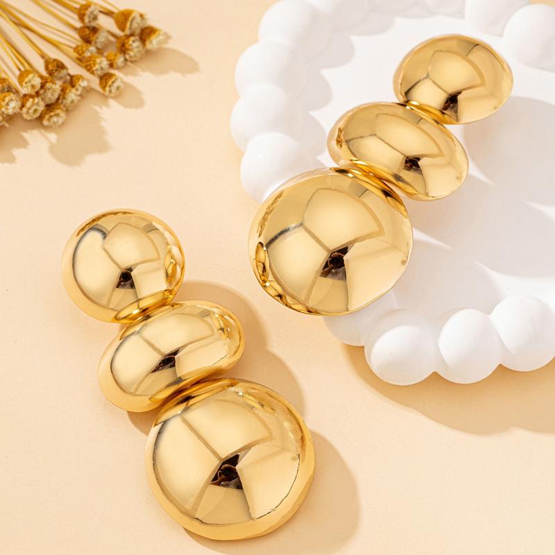 A Pair of Women's Earrings Exaggerated Glossy Geometric Round Stud Earrings Suitable for Wearing At Banquets and Balls