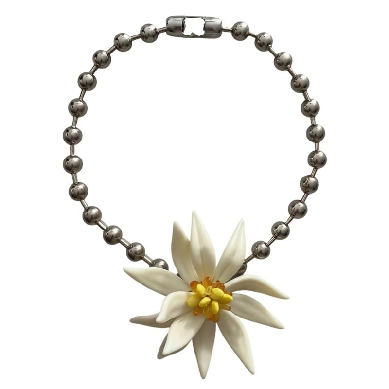 Elegante Weiße Perlenkette mit Blumenmuster Leichter Schmuck Geschenk für Frauen Bequemes Schlüsselbein-Ketten-Accessoire
