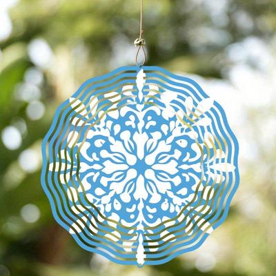 Schneeflocke Metall Windspiel Blau Weiß Außen Hängende Dekoration für Garten Terrasse Feiertag Alle Jahreszeiten Kreisendes Design Blumenmuster Filigran