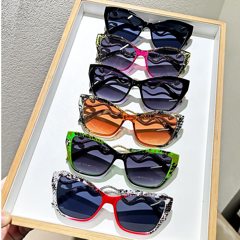 Attractive Glasses Women's Green New Stylish Decorative Eyewear For Streetwear, Parties, Casual Outfits, Streetwear Eyewear Cateye Glasses | Waist Chain Detail