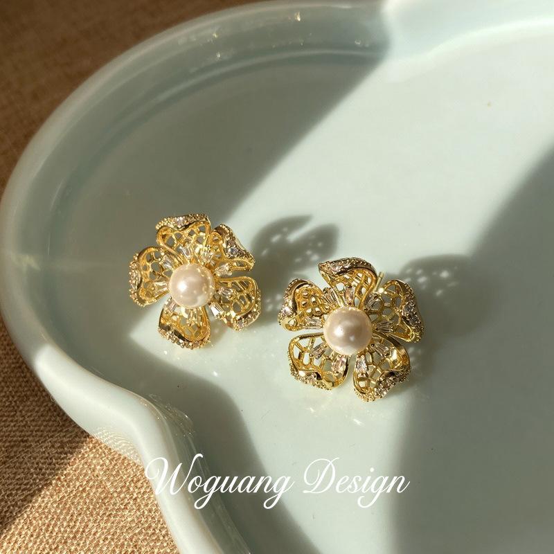 Golden Thread Flower Letter Flower Earrings, Light Luxury Earrings, Fashionable and Exquisite Versatile Earrings