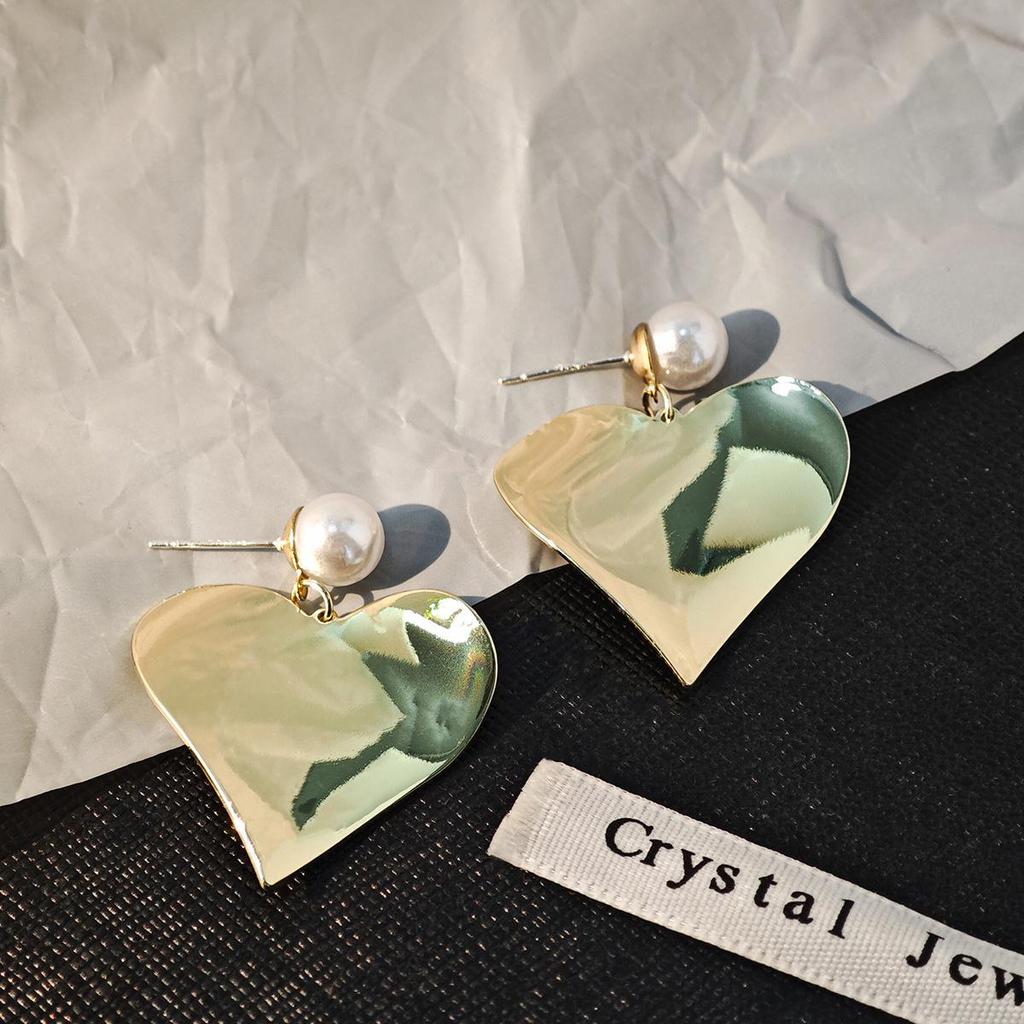 Silver Needle Minimalist Heart Dangle Earrings: Light Luxury Metal and Pearl Design for Women.