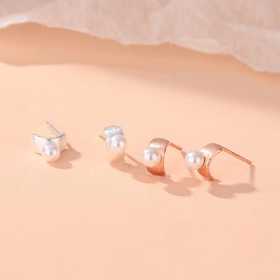 Exquisite Curved Pearl Earrings  Personalized Geometric High-end Niche Design Earrings