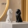 Paar Löwenfiguren 3D-gedruckte Skulptur, Schwarz-Weiß-Tierstatue mit Begleitfiguren Strukturierte Mähne, Minimalistische Schreibtischdekoration für Wohnzimmer