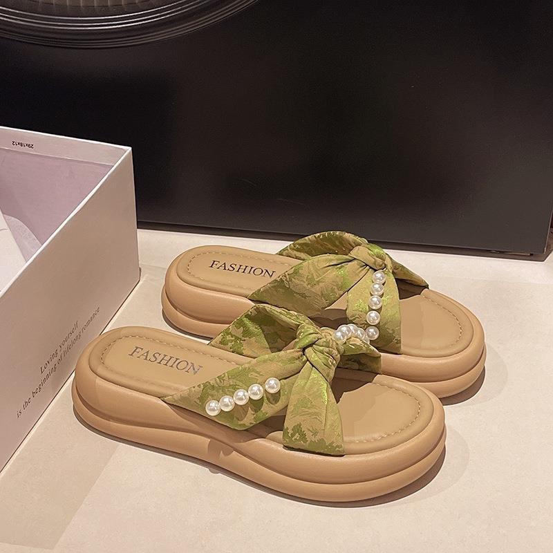 2025 new thick bottom stepping on shit feeling one-word sandals women summer wear Internet celebrity casual retro pearl national style slippers